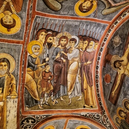 Karanlık Kilise’deki freskte İsa’nın Yahuda tarafından ihanete uğradığı sahne yer alıyor. Kalabalık asker grubu ve havariler etrafını sarmış durumda.